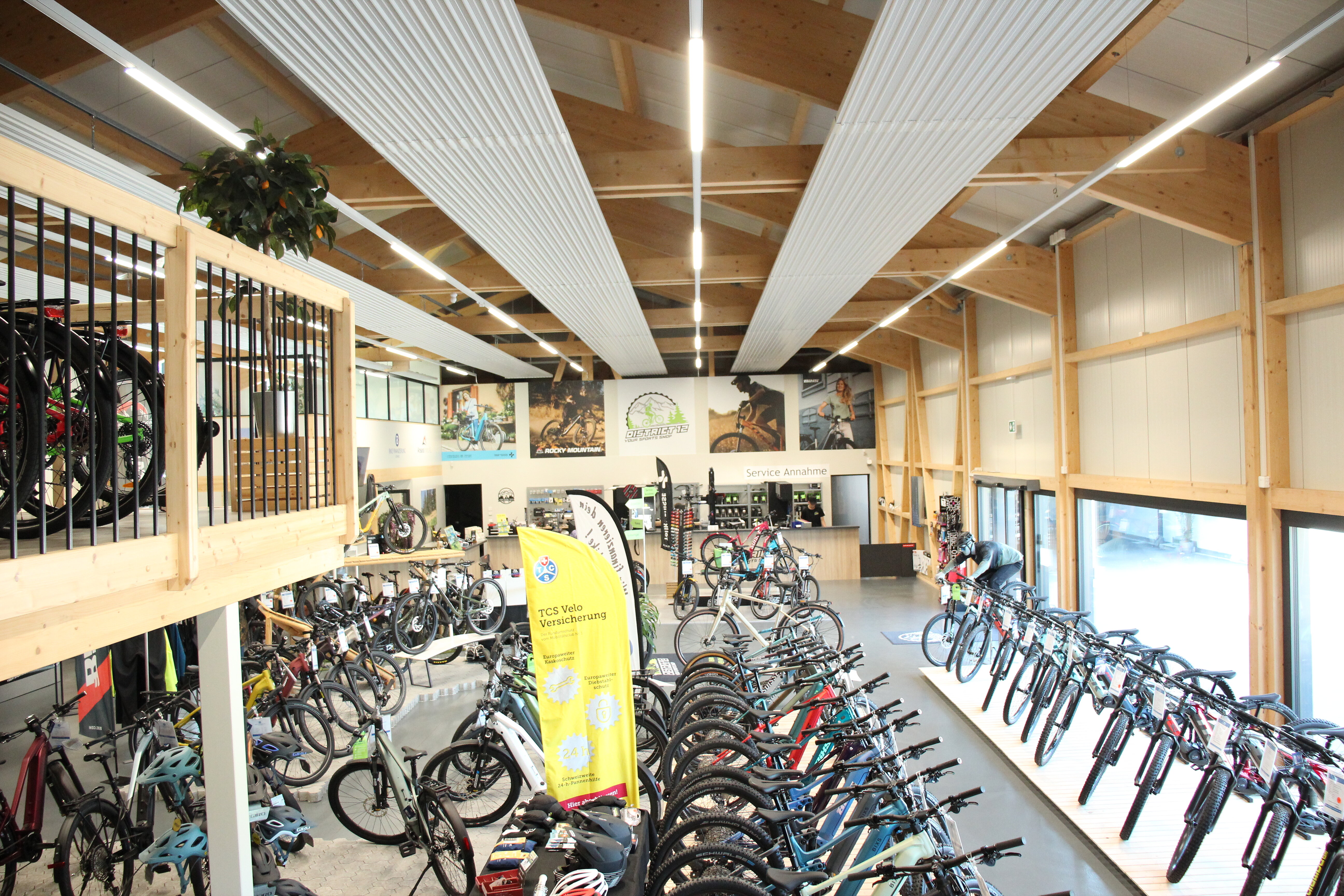 Panneaux rayonnants de plafond dans un grand hall