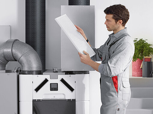 [Translate to Francais:] [Translate to Deutsch:] Zehnder filter wechseln mann mit filter