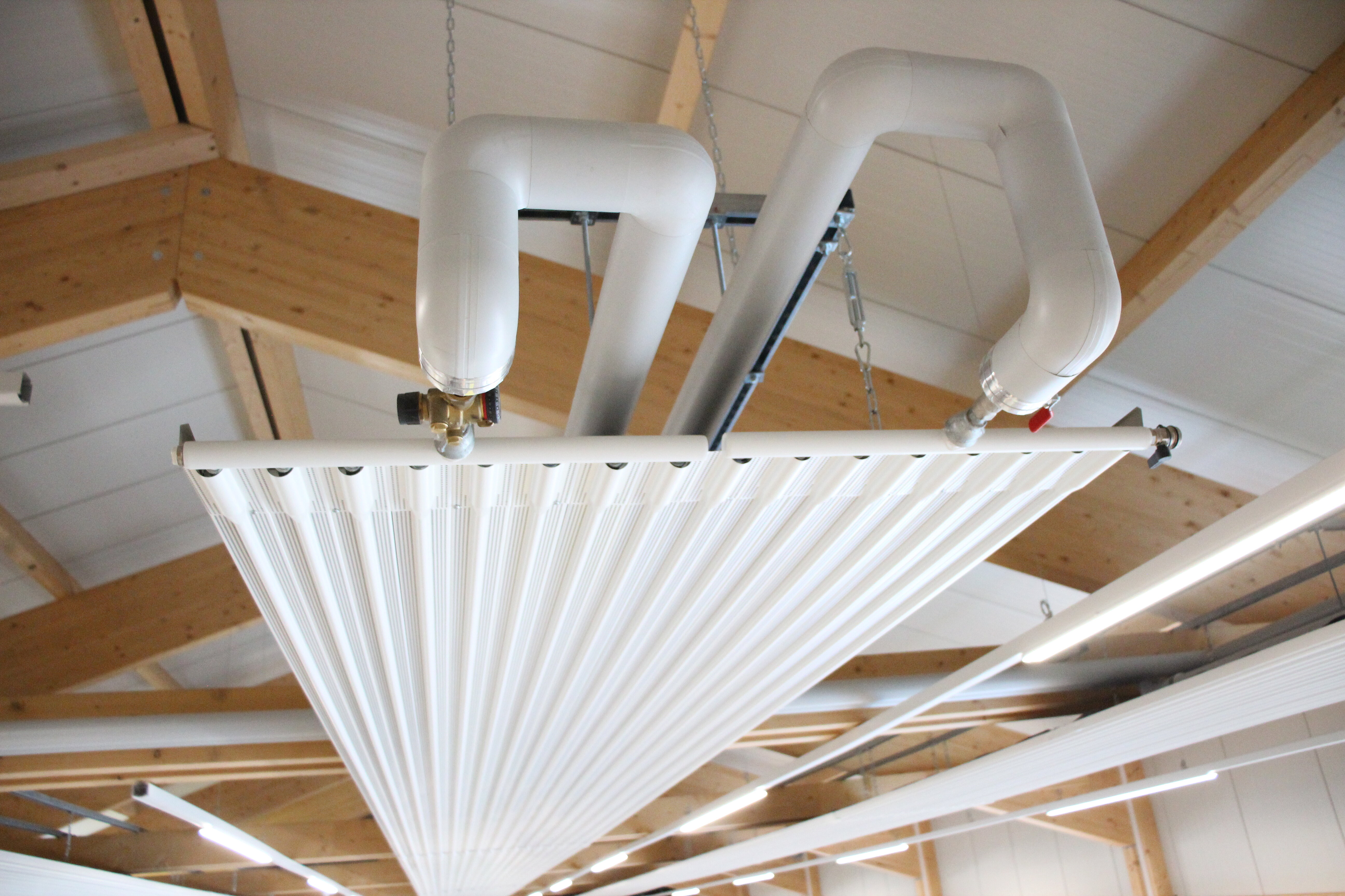 Panneau rayonnant de plafond avec perforation