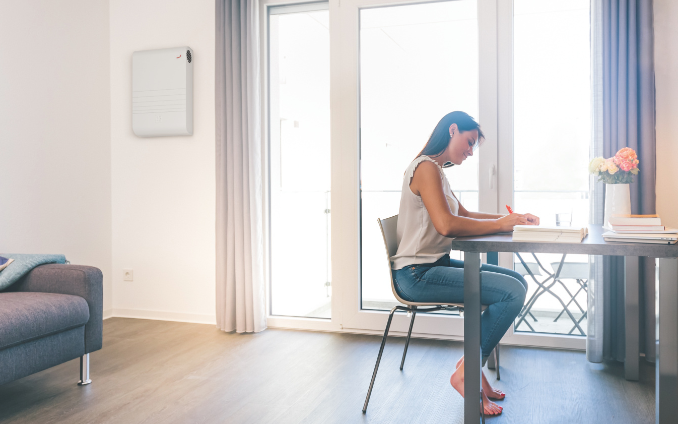 Appartement pour étudiant avec une femme assise à une table