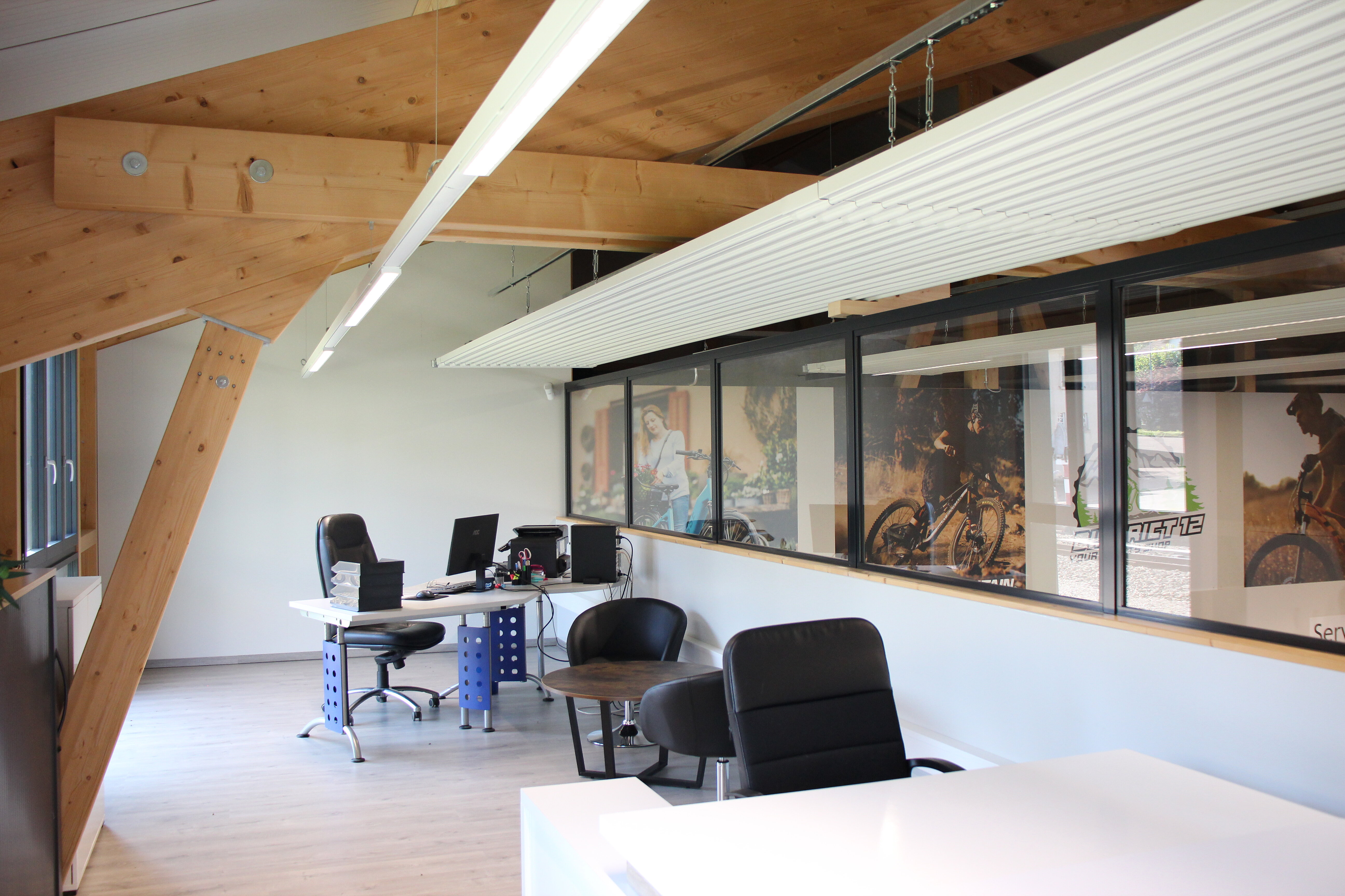 Bureau avec panneau rayonnant au plafond