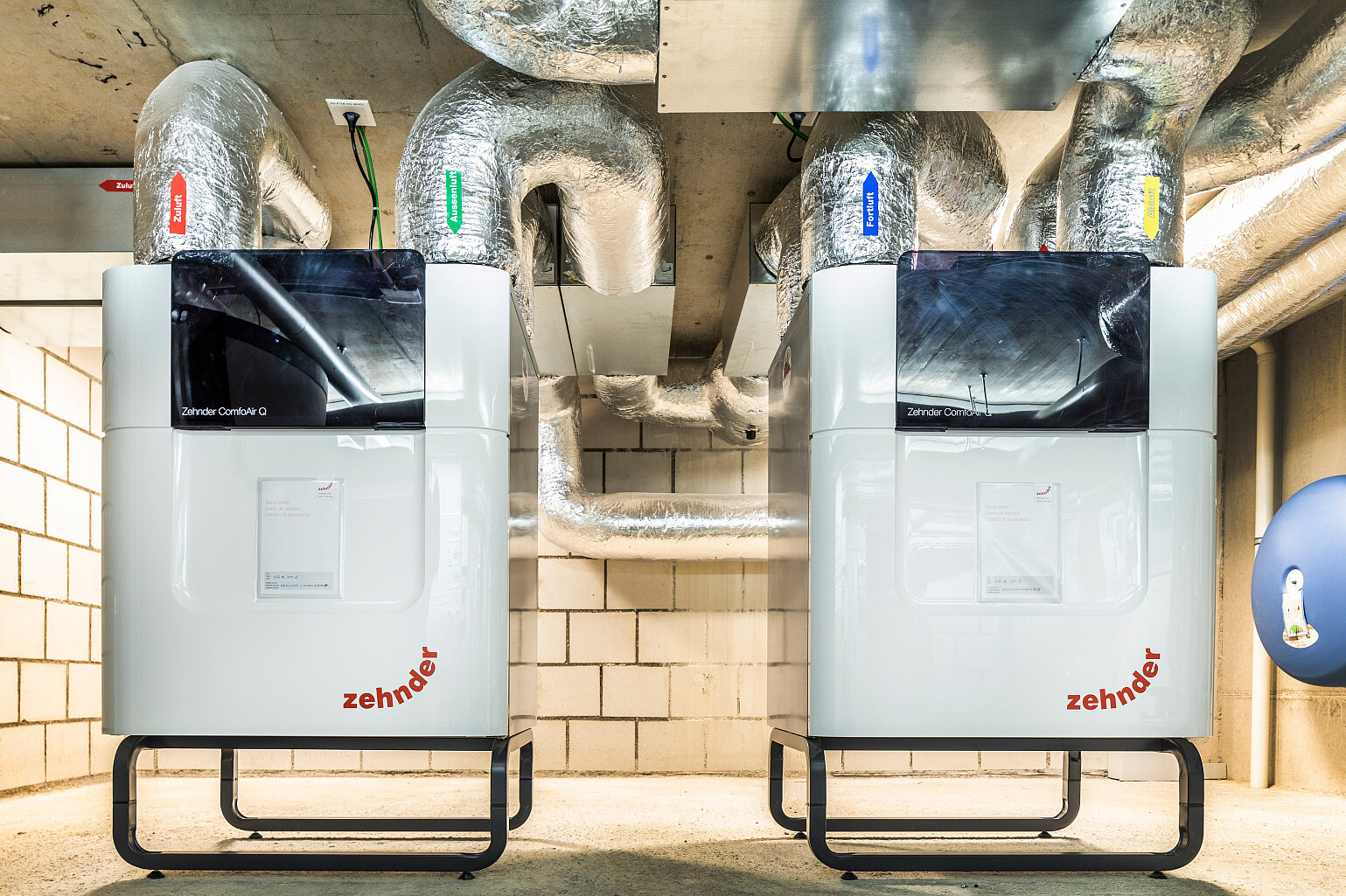 Deux appareils de ventilation dans la cave d’un immeuble collectif