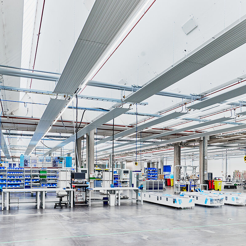 Halle industrielle zehnder panneau rayonnant de plafond