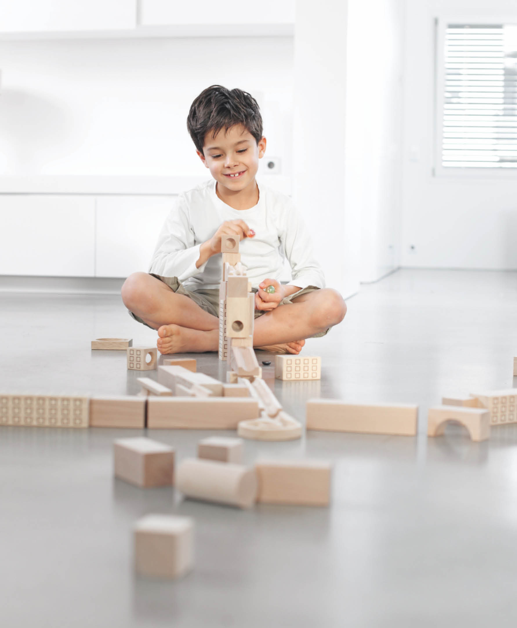 Kind spielt mit Bauklötzen